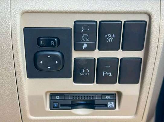 Toyota land Cruiser ZX V8 Gold 2019 image 8