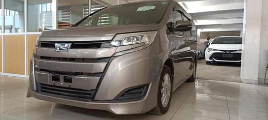Toyota Noah hybrid Gold 2018 image 7