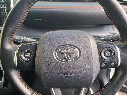 Toyota sienta pearl white image 10