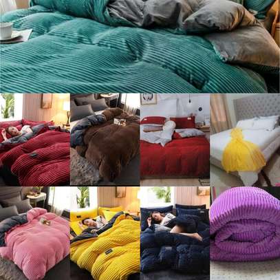 Velvet duvet with sheets and pillow cases image 5