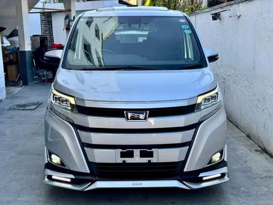 Toyota Noah sunroof image 9