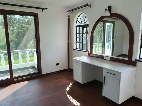 5 Bed House with En Suite at Ridgeways image 8