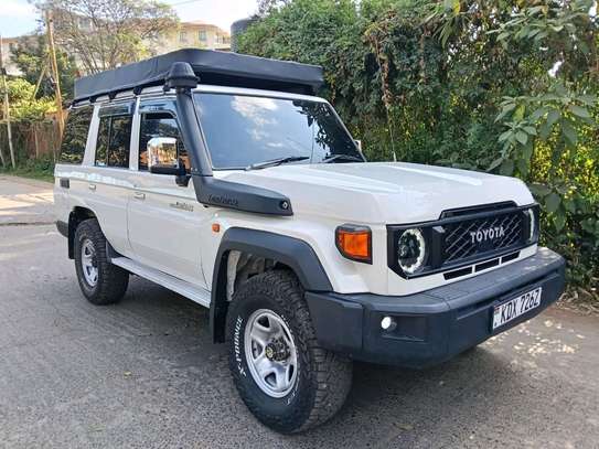 TOYOTA LAND CRUISER HARDTOP 5 DOOR image 4