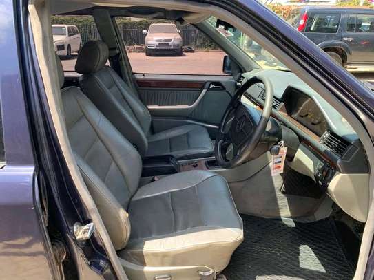 Mercedes Benz W124 E220 image 4