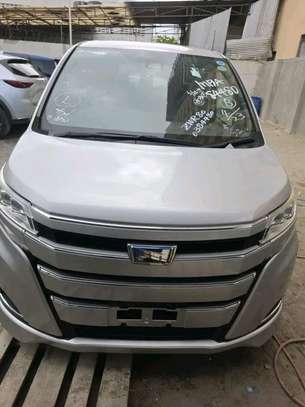 Toyota Noah hybrid image 3