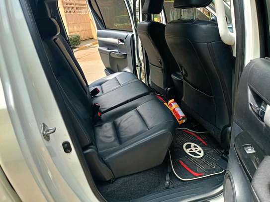 TOYOTA HILUX DOUBLE CAB AUTOMATIC REVO 2016 MODEL image 8