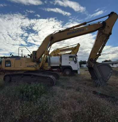 🚜 Komatsu PC220 Excavator For Sale – Ready to Work in Kenya! image 3