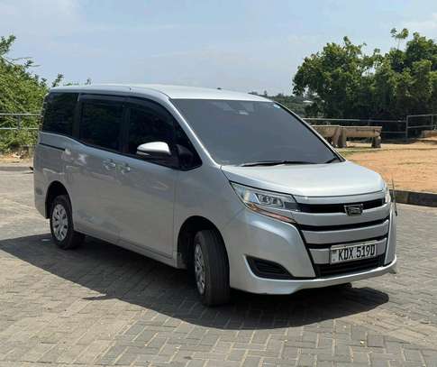 TOYOTA NOAH 2019MODEL 8 SEATER 2WD image 2