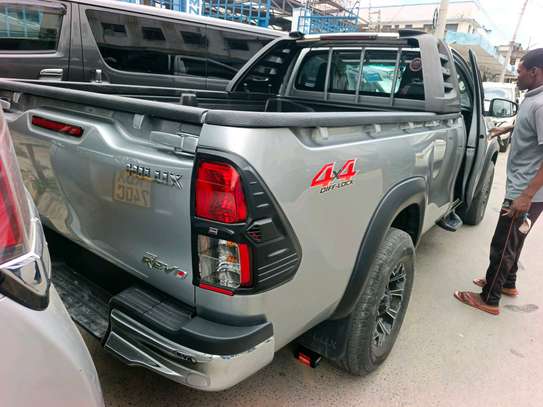 Toyota Hilux  4by4 image 4