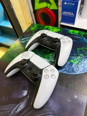Ps5 controllers.. image 4