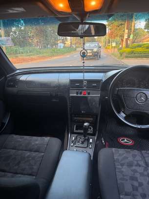 Mercedes C200 image 5