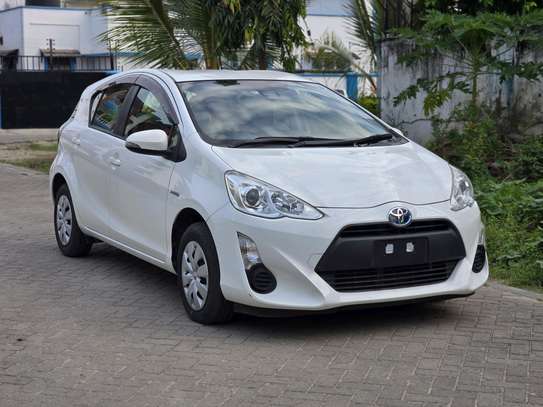 Toyota Aqua White 2018 hybrid image 7