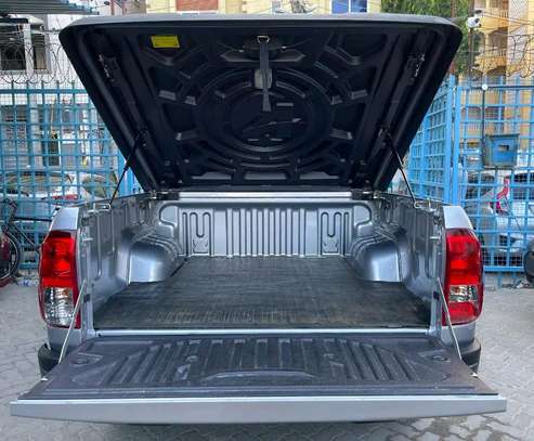 Toyota Hilux Double Cabin silver 2019 image 8