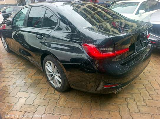 BMW 320i image 2