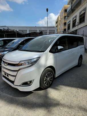 Toyota Noah  pearl image 9