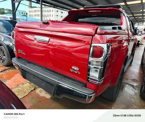 Isuzu D max V cross image 5