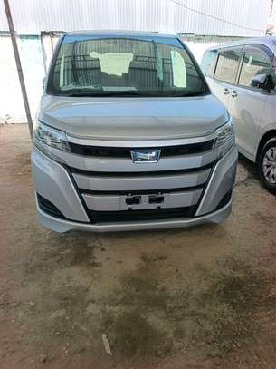 Toyota Noah hybrid image 3