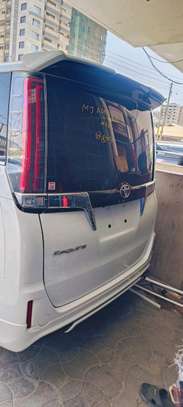 Toyota Esquire sunroof 2018 white image 12