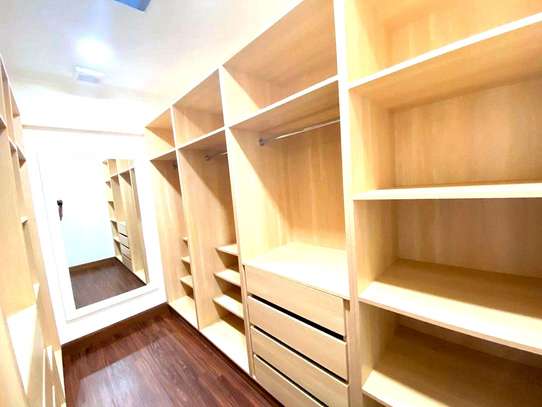 Elegant 5 Bedroom Townhouse for Sale in Kyuna image 7