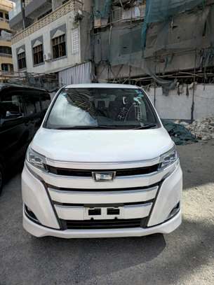 Toyota Noah  pearl image 5
