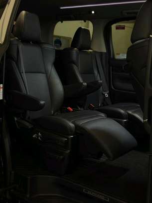 TOYOTA ALPHARD EXECUTIVE HYBRID E FOUR 2019MODEL image 8
