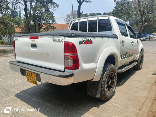 TOYOTA HILUX DOUBLE CAB MANUAL 4WD OPTIONAL DIESEL image 3