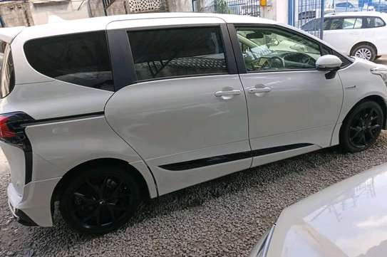 Toyota sienta hybrid image 8