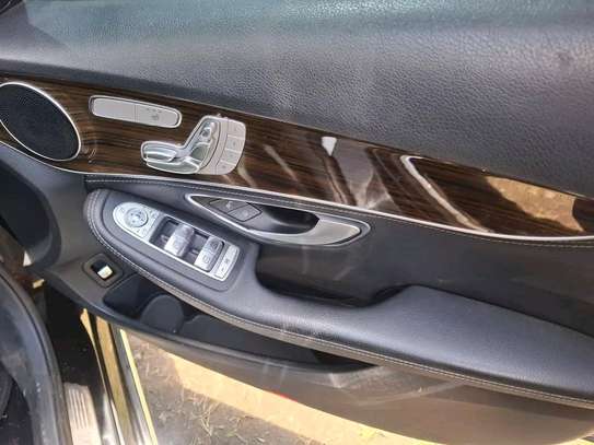 Mercedes Benz C200 image 2