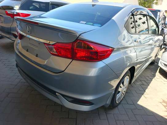 Honda Grace nom hybrid image 2