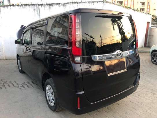 Toyota Noah hybrid 2018 2wd image 7