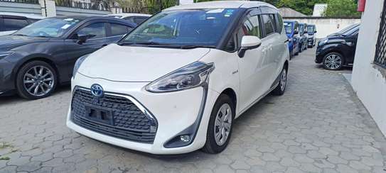 Toyota Sienta white hybrid 2019 image 2