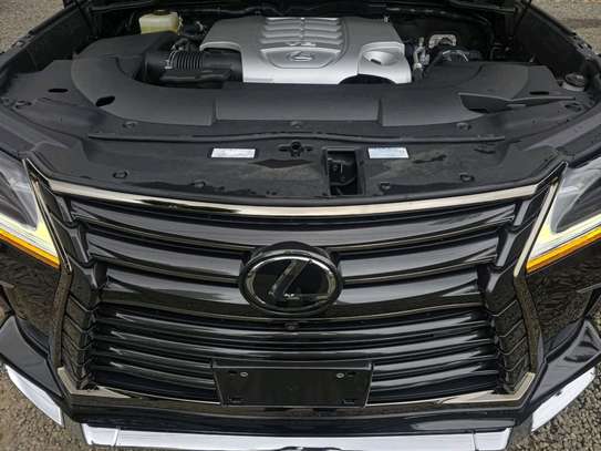 2020 Lexus LX570 image 11