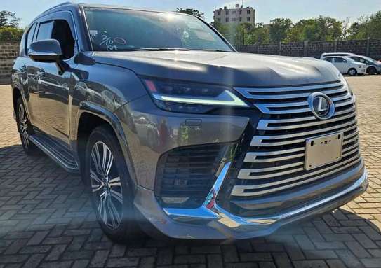Lexus lx600 image 9