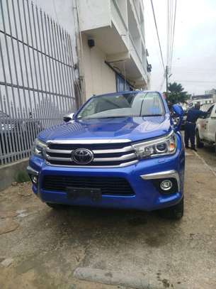 Toyota hilux double cub image 4