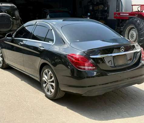 Mercedes Benz C200 black image 4