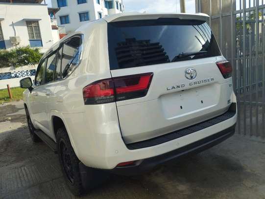 Toyota Land cruiser VX White 2021 image 9