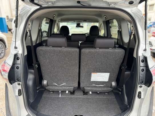 Toyota sienta image 2