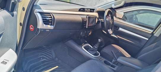 Toyota Hilux Double cabin Manual Diesel 2017 4x4 image 6