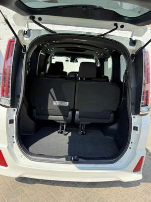 White Minivan with Modern Grille & Roomy Interior  2019 image 8