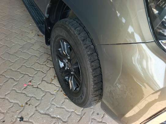 Toyota Hilux Double cabin image 4