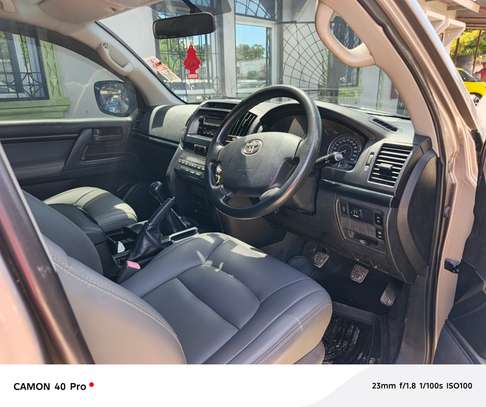 Landcruiser V8 Manual Diesel is on sale in mombasa image 8