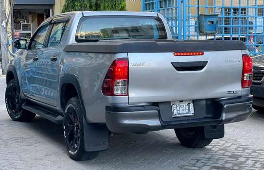 Toyota Hilux Double Cabin silver 2019 image 11