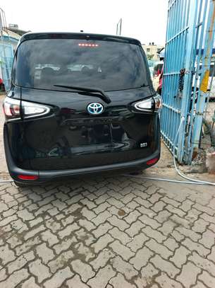 Toyota sienta hybrid image 2