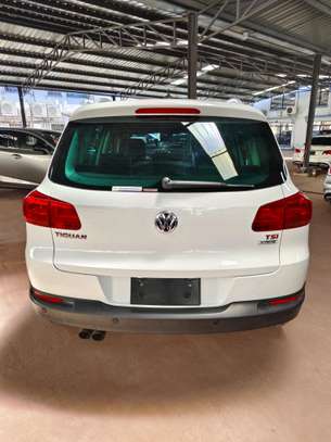Volkswagen Tiguan white lounge 2017 image 11