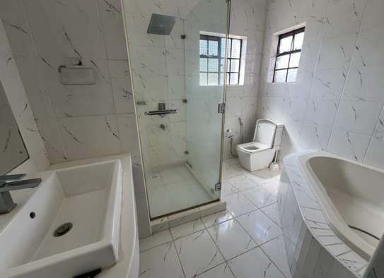 Beautiful 4 BR house plus Sqs in Karen image 9