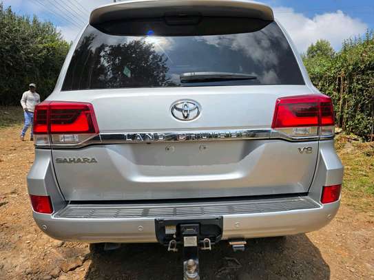 2019 Toyota land cruiser Sahara image 10