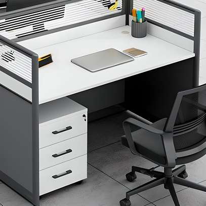 Office tables: one seater white working station with panels image 3