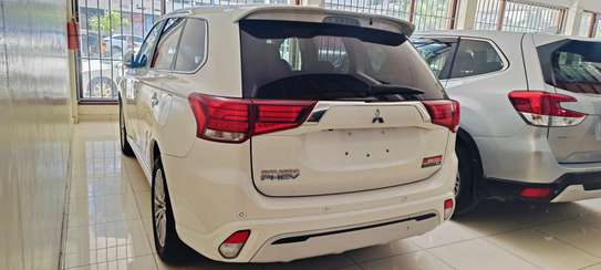 Mitsubishi Outlander SUV White Spacious Reliable image 9