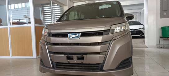 Toyota Noah hybrid Gold 2018 image 6