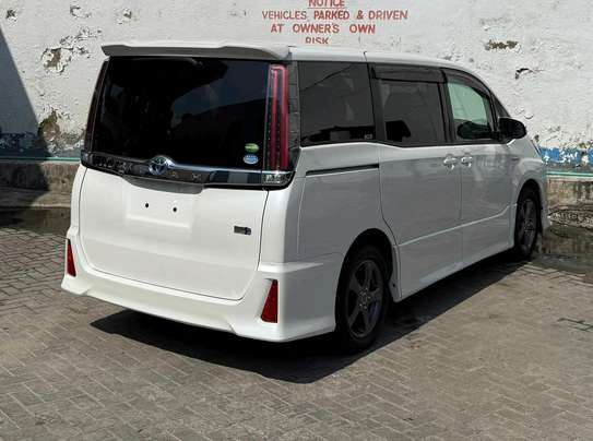 White Minivan with Modern Grille & Roomy Interior  2019 image 9